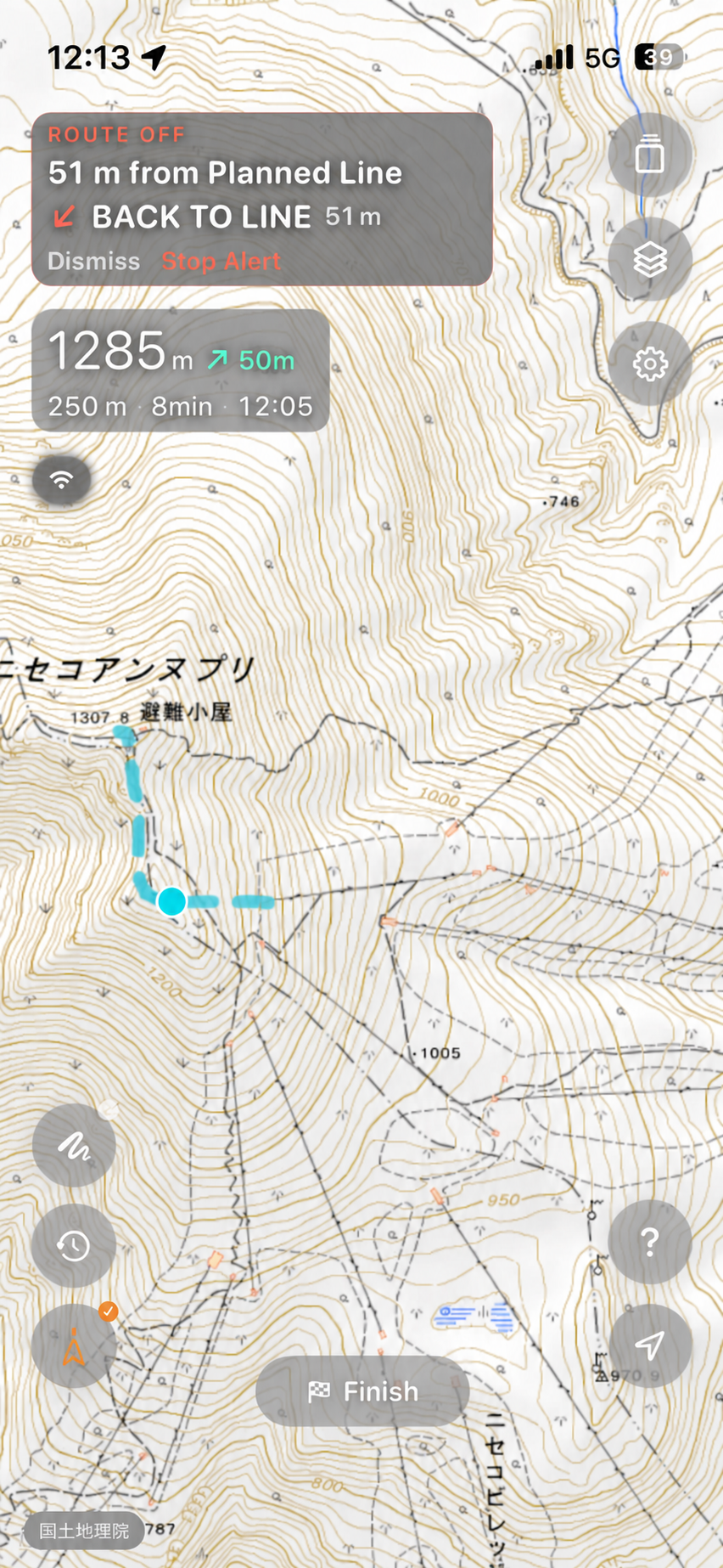 記録中の地図上に表示される逸脱通知 — ラインからの距離と戻る方向、周囲の地図と標高・記録情報
